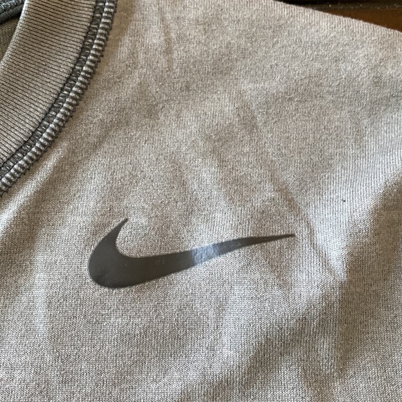 Nike DriFit Tee Grey. Size Small. - Picture 4 of 5